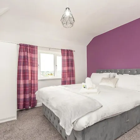 Pass The Keys Large Family Getaway Holiday home Leeds (West Yorkshire)