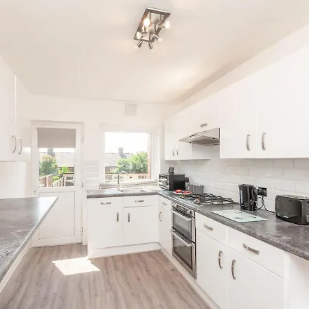Pass The Keys Large Family Getaway Holiday home Leeds (West Yorkshire)