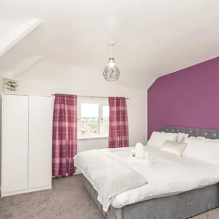 Pass The Keys Large Family Getaway * Leeds (West Yorkshire)
