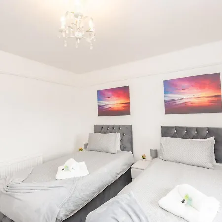 Pass The Keys Large Family Getaway Holiday home *